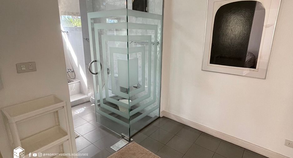 For rent 3 bedrooms townhouse in Khlong Toei, Bangkok