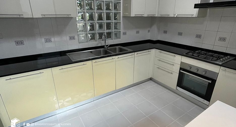For rent 3 bedrooms townhouse in Khlong Toei, Bangkok