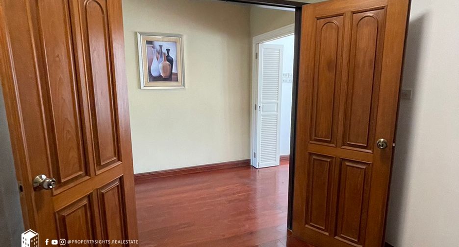 For rent 3 bedrooms townhouse in Khlong Toei, Bangkok