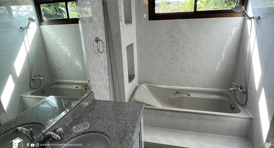 For rent 3 bedrooms townhouse in Khlong Toei, Bangkok