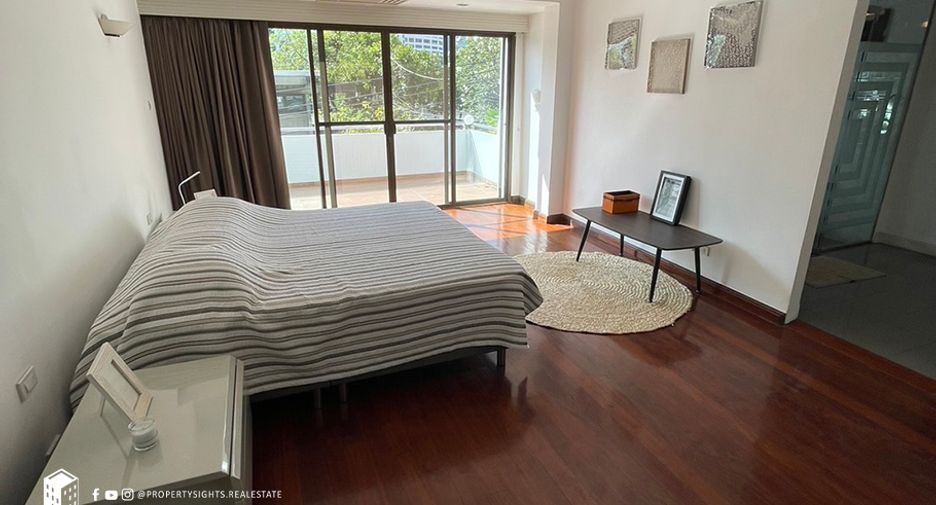 For rent 3 bedrooms townhouse in Khlong Toei, Bangkok
