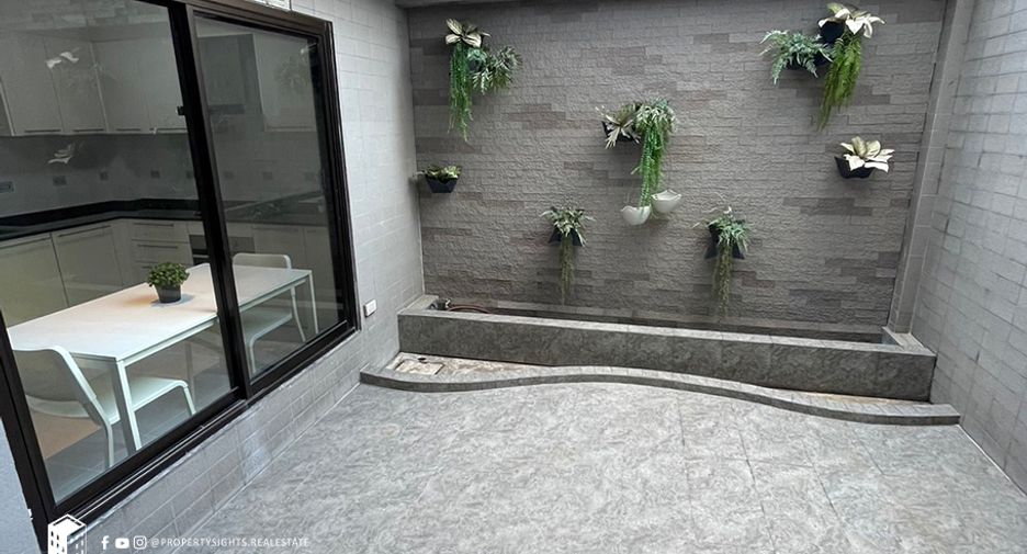 For rent 3 bedrooms townhouse in Khlong Toei, Bangkok