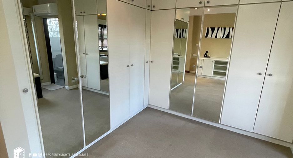 For rent 3 bedrooms townhouse in Khlong Toei, Bangkok