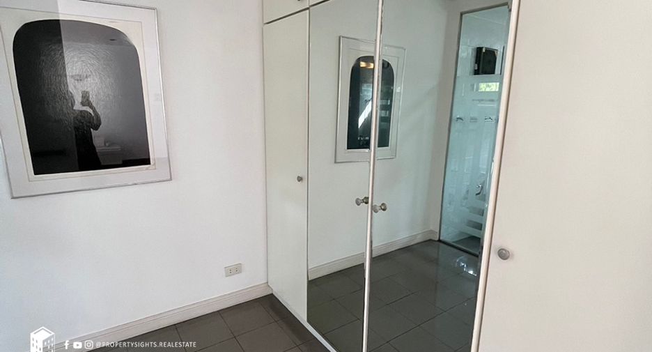 For rent 3 bedrooms townhouse in Khlong Toei, Bangkok