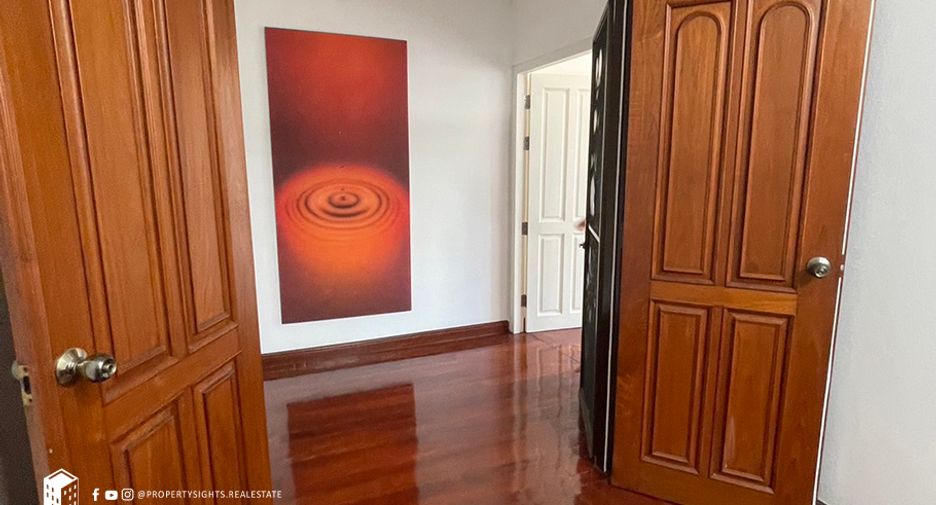 For rent 3 bedrooms townhouse in Khlong Toei, Bangkok
