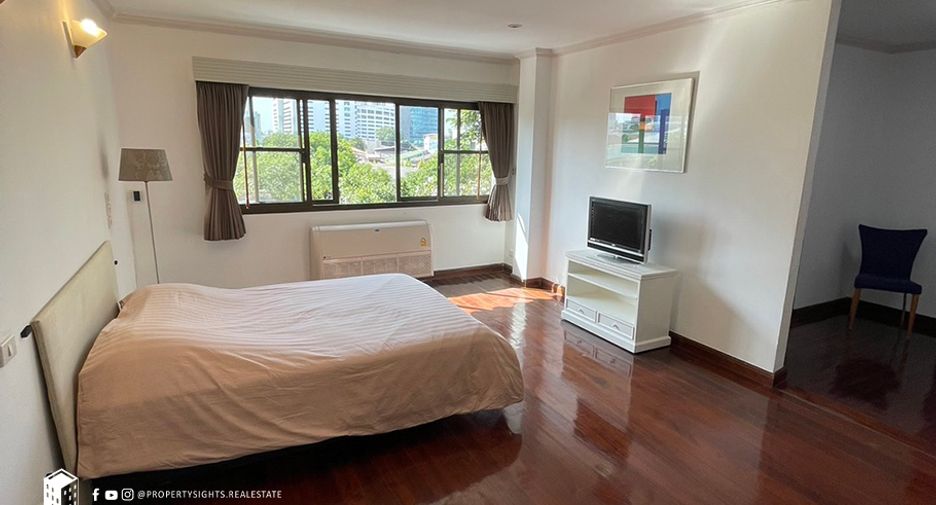 For rent 3 bedrooms townhouse in Khlong Toei, Bangkok