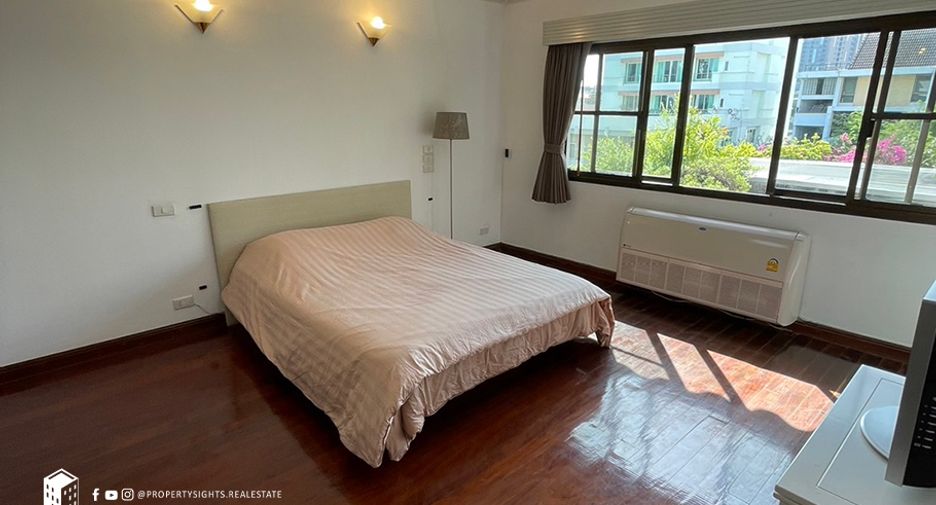 For rent 3 bedrooms townhouse in Khlong Toei, Bangkok