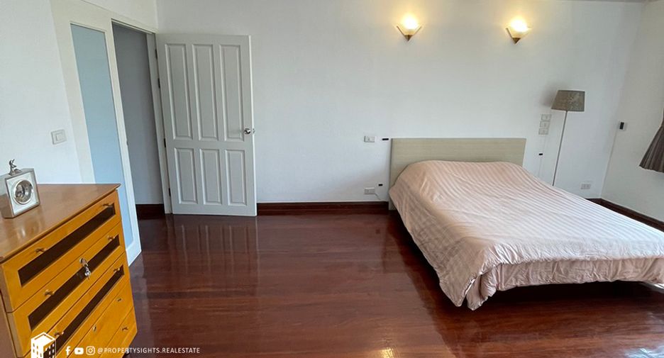 For rent 3 bedrooms townhouse in Khlong Toei, Bangkok