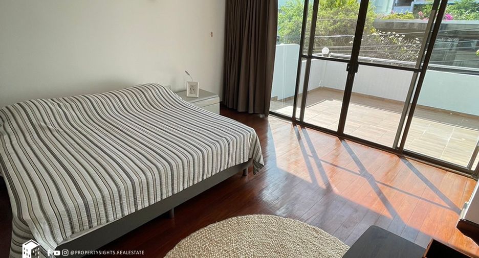 For rent 3 bedrooms townhouse in Khlong Toei, Bangkok