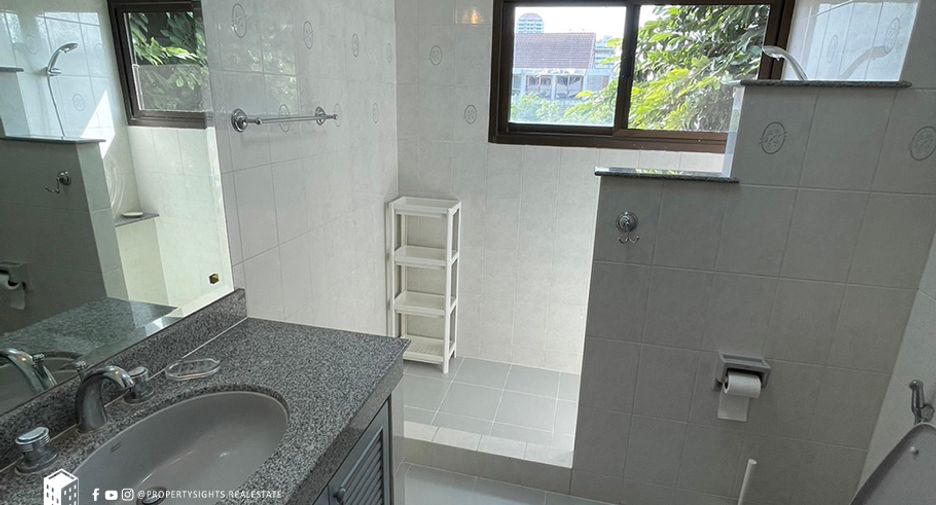 For rent 3 bedrooms townhouse in Khlong Toei, Bangkok