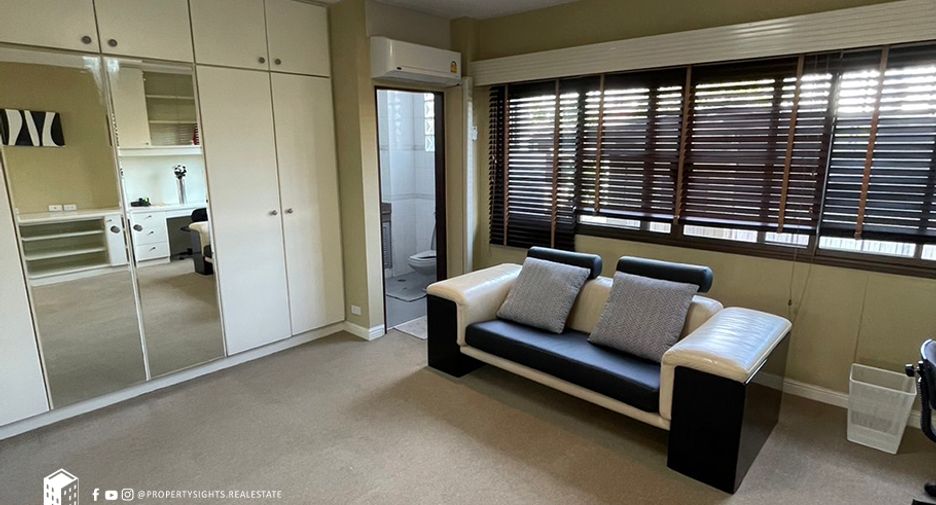 For rent 3 bedrooms townhouse in Khlong Toei, Bangkok