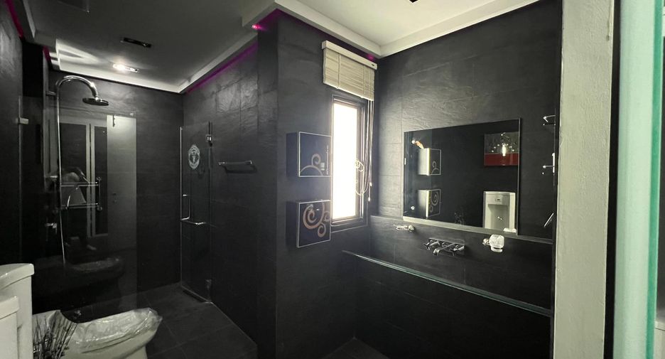 For rent 5 bedrooms townhouse in Khlong Toei, Bangkok