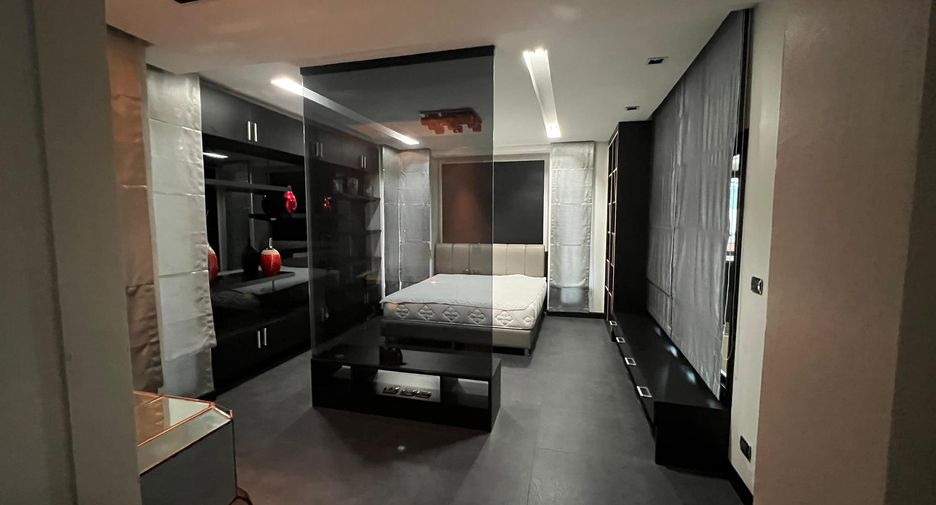 For rent 5 bedrooms townhouse in Khlong Toei, Bangkok