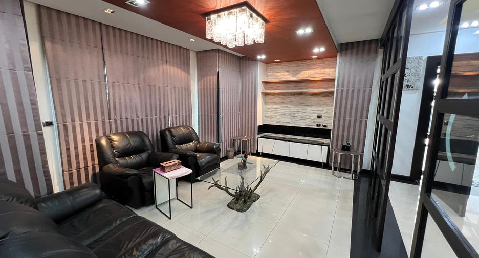 For rent 5 bedrooms townhouse in Khlong Toei, Bangkok