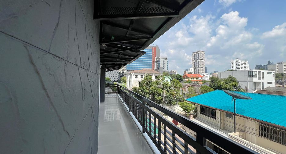For rent 5 bedrooms townhouse in Khlong Toei, Bangkok