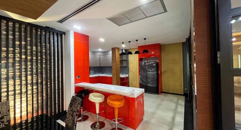 For rent 5 bedrooms townhouse in Khlong Toei, Bangkok