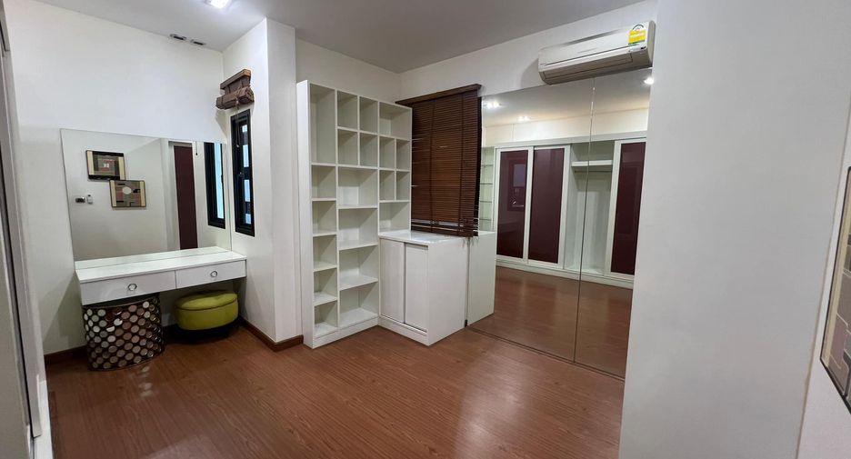 For rent 5 bedrooms townhouse in Khlong Toei, Bangkok
