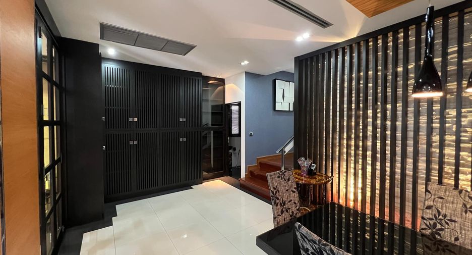 For rent 5 bedrooms townhouse in Khlong Toei, Bangkok