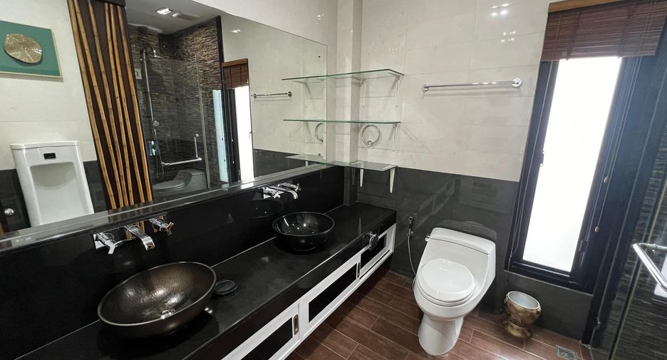 For rent 5 bedrooms townhouse in Khlong Toei, Bangkok
