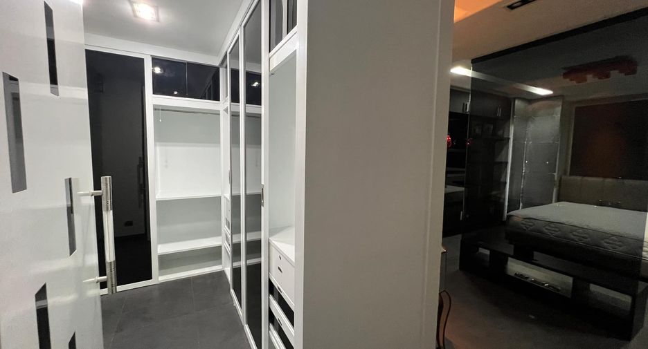For rent 5 bedrooms townhouse in Khlong Toei, Bangkok
