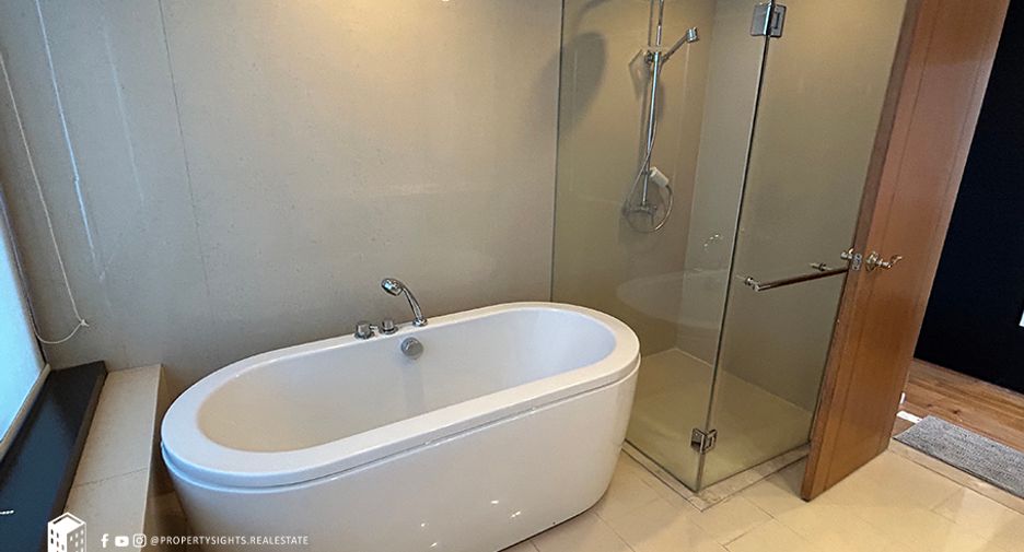 For rent 2 bedrooms condo in Pathum Wan, Bangkok