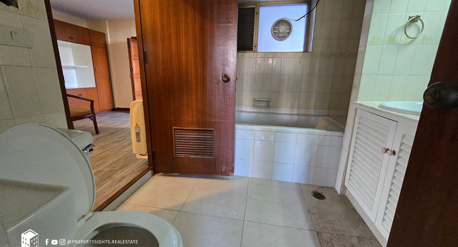 For rent 3 bedrooms condo in Watthana, Bangkok