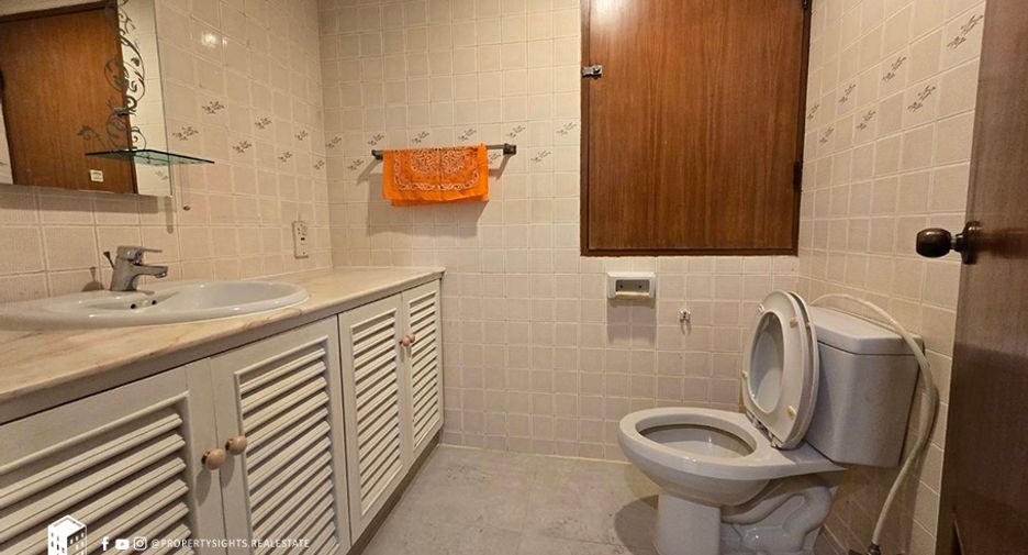For rent 3 bedrooms condo in Watthana, Bangkok