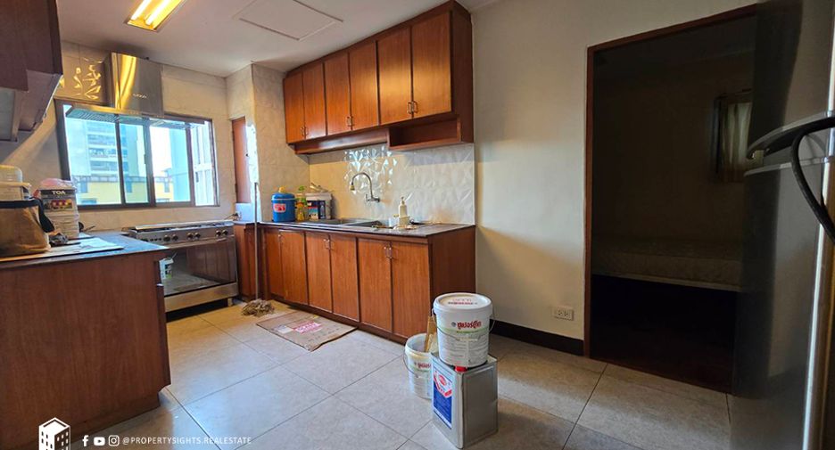 For rent 3 bedrooms condo in Watthana, Bangkok