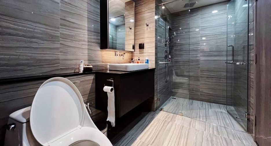 For rent 2 bedrooms condo in Pathum Wan, Bangkok