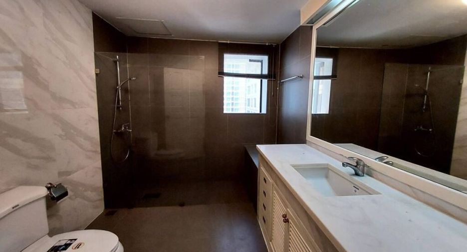 For rent 3 bedrooms condo in Pathum Wan, Bangkok