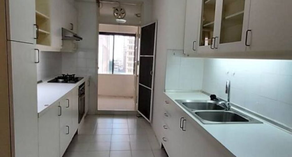 For rent 3 bedrooms condo in Pathum Wan, Bangkok