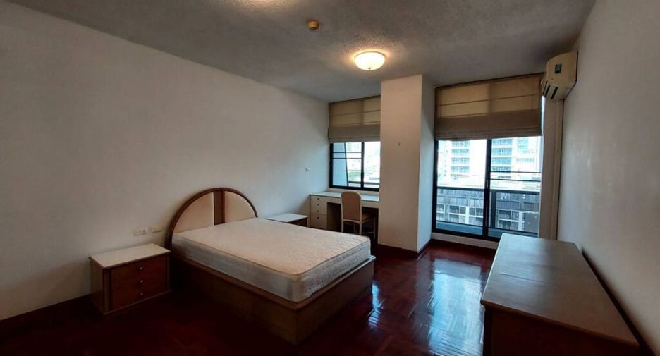 For rent 3 bedrooms condo in Pathum Wan, Bangkok