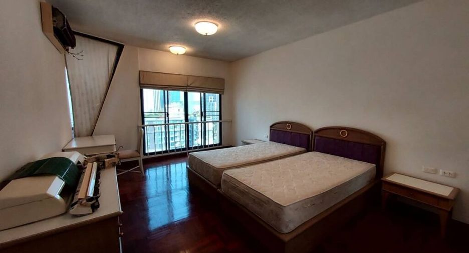 For rent 3 bedrooms condo in Pathum Wan, Bangkok