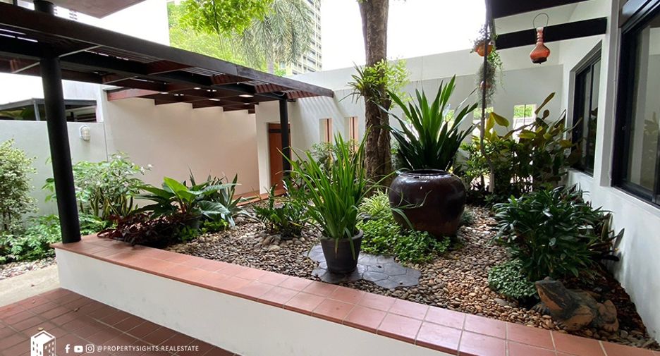 For rent 4 bedrooms house in Khlong Toei, Bangkok