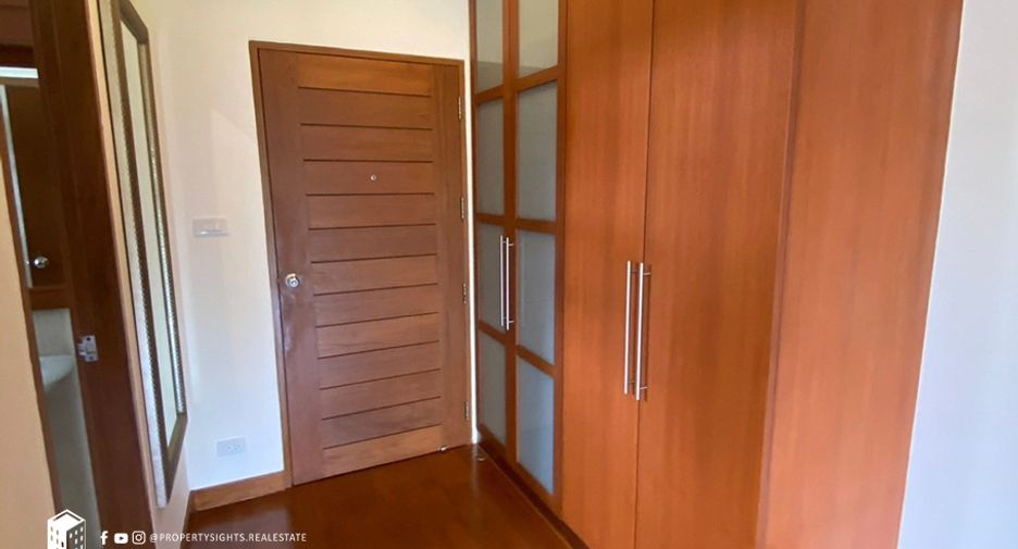 For rent 4 bedrooms house in Khlong Toei, Bangkok