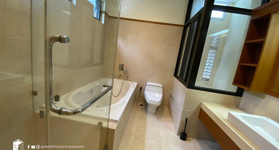 For rent 4 bedrooms house in Khlong Toei, Bangkok