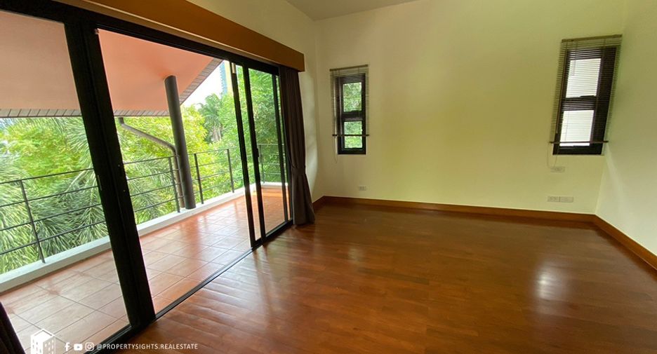 For rent 4 bedrooms house in Khlong Toei, Bangkok