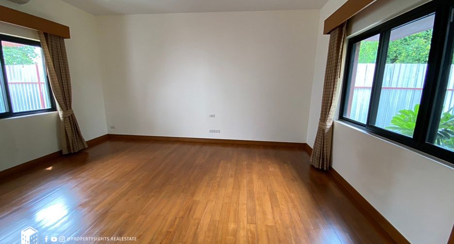 For rent 4 bedrooms house in Khlong Toei, Bangkok