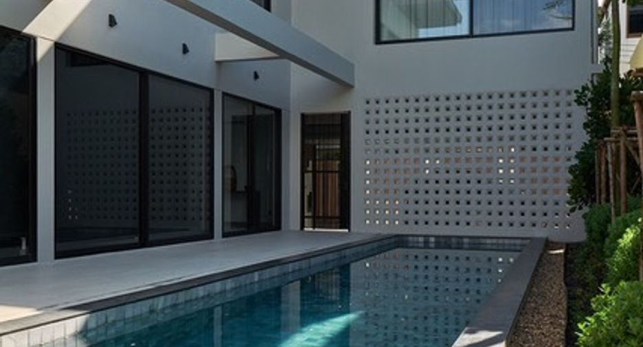 For rent 4 bedrooms house in Khlong Toei, Bangkok