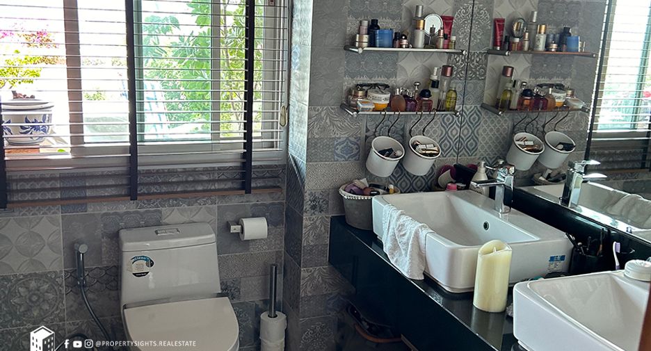 For sale 3 bedrooms condo in Watthana, Bangkok