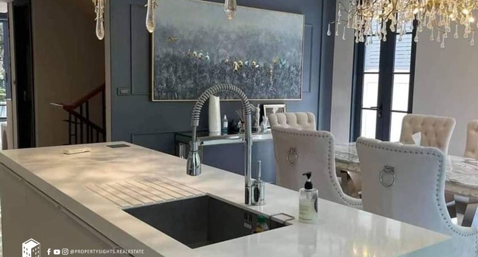 For rent 4 bedrooms townhouse in Khlong Toei, Bangkok