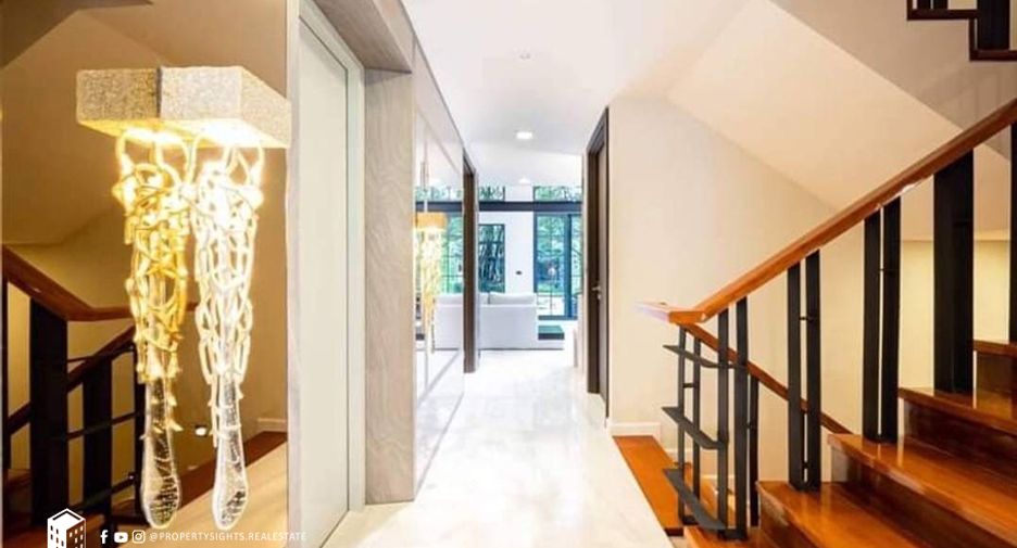 For rent 4 bedrooms townhouse in Khlong Toei, Bangkok