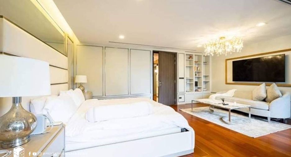 For rent 4 bedrooms townhouse in Khlong Toei, Bangkok