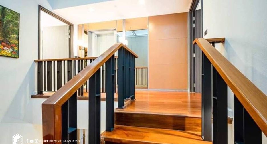 For rent 4 bedrooms townhouse in Khlong Toei, Bangkok
