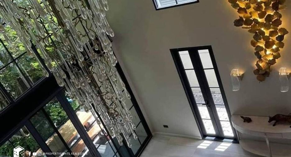 For rent 4 bedrooms townhouse in Khlong Toei, Bangkok
