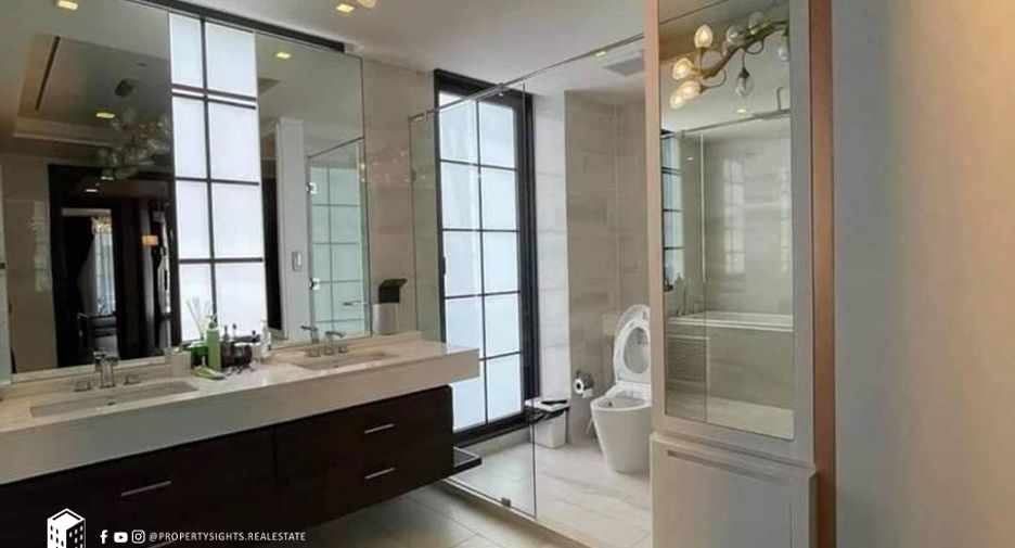 For rent 4 bedrooms townhouse in Khlong Toei, Bangkok