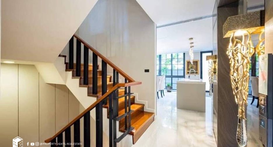 For rent 4 bedrooms townhouse in Khlong Toei, Bangkok