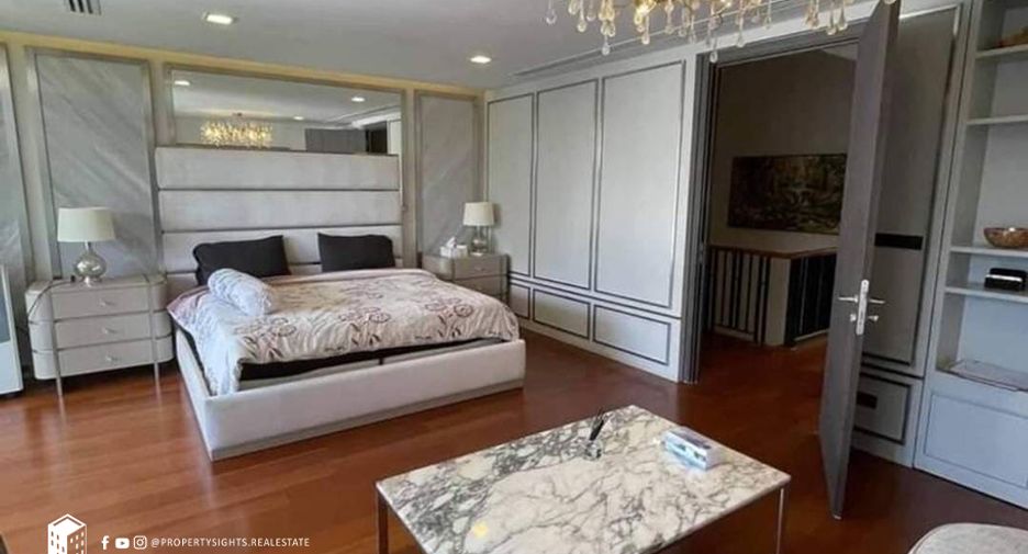 For rent 4 bedrooms townhouse in Khlong Toei, Bangkok