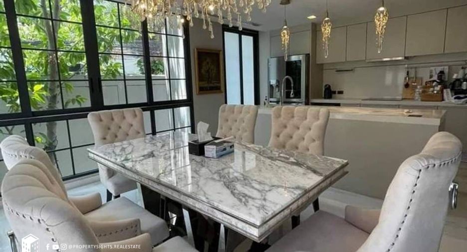 For rent 4 bedrooms townhouse in Khlong Toei, Bangkok