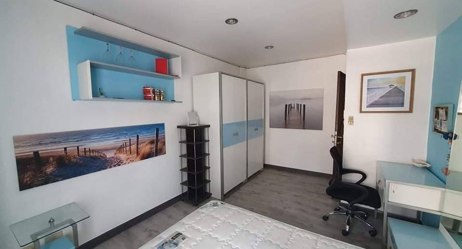 For rent 4 bedrooms townhouse in Yan Nawa, Bangkok